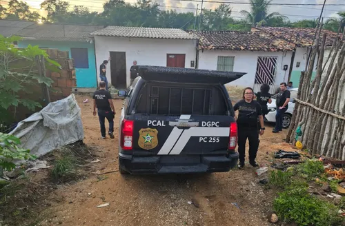 Suspeito morre em confronto com a polícia e dois são presos em operação