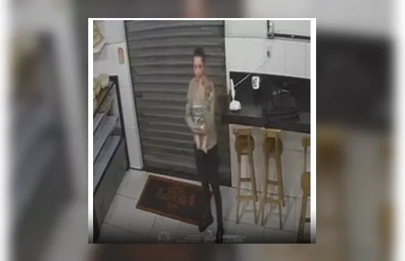 Agente amamenta bebê enquanto mãe é socorrida após tentativa de feminicídio