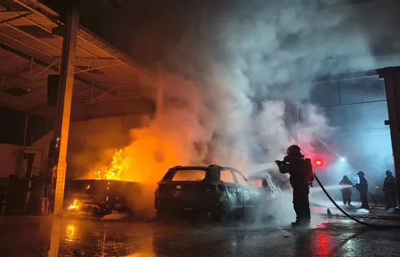 Incêndio destrói cinco carros em pátio de oficina em Arapiraca