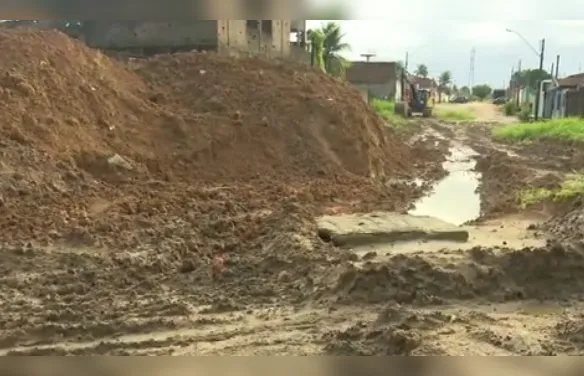 Parte de via cede após chuvas e agrava situação de voçoroca em Rio Largo; moradores ficam apreensivos