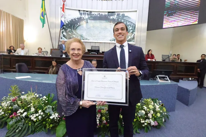 A advogada Marilma Torres Gouveia de Oliveira recebeu das mãos do deputado Leonan Pinheiro, na Assembleia Legislativa, nesta semana, o Título de Cidadã Benemérita Pontes de Miranda, em reconhecimento aos relevantes serviços prestados ao Estado