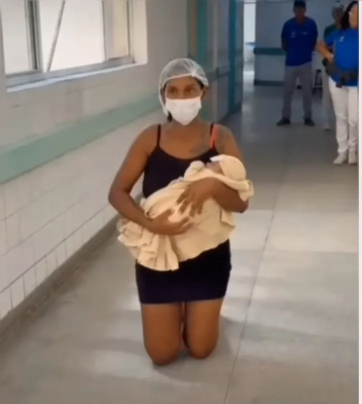 Imagem ilustrativa da imagem Após 19 dias de luta, bebê recebe alta e mãe emociona ao deixar Maternidade Santa Mônica de joelhos