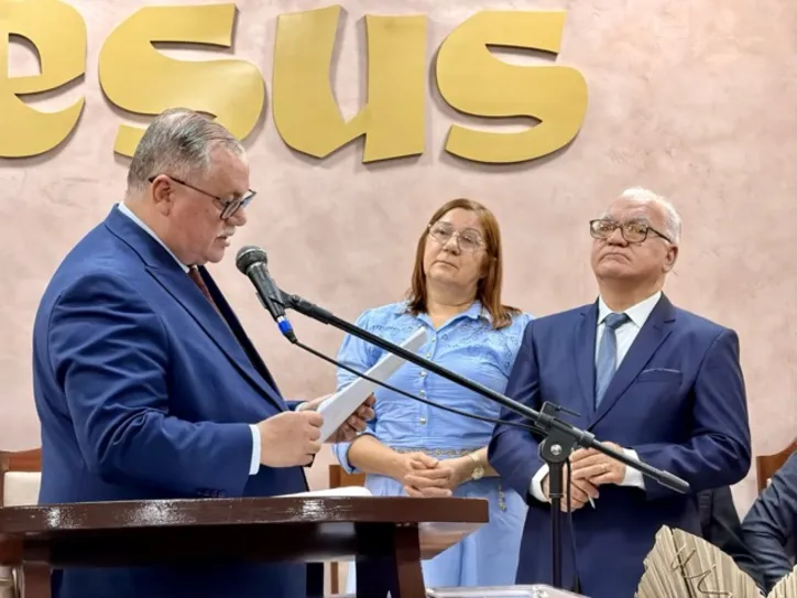 Pastor Luciano, com a esposa e o presidente da AD em Alagoas, Orisvaldo Nunes