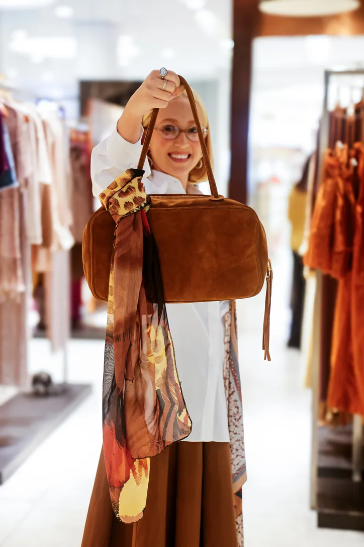 Amarrar lenços em bolsas também é tendência