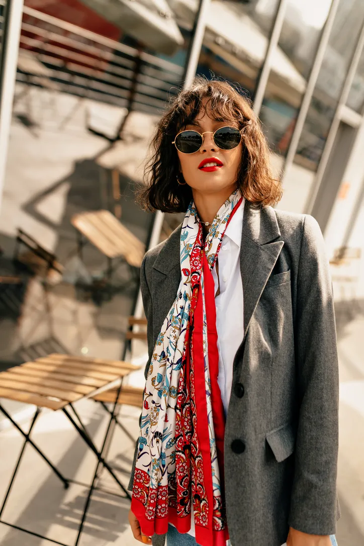 Amarrar lenços ao pescoço, de diversas maneiras, dá mais identidade ao look