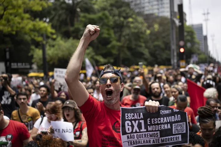 Trabalhadores fazem manifestação pelo fim da escola 6x1