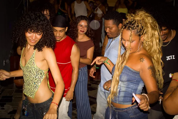 Imagem ilustrativa da imagem Baile charme transforma pista em espaço de pertencimento e resistência negra em Maceió