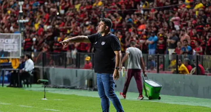 Eduardo Barroca à beira do campo no jogo entre Sport e CRB