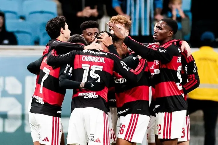 Carrascal comemora o gol com jogadores do Flamengo