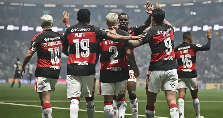 Jogadores do Flamengo comemoram gol sobre o Atlético-MG