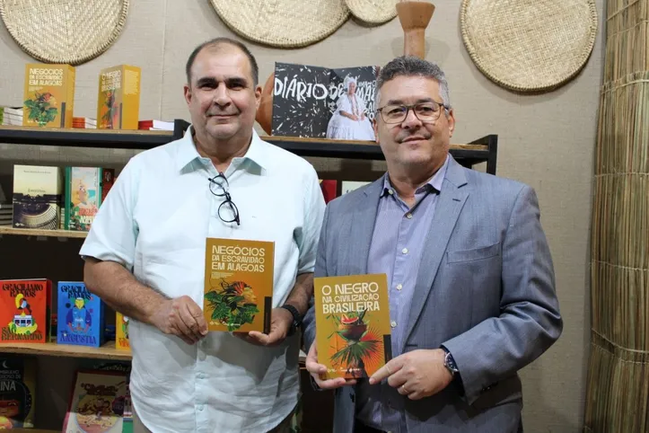 Mauricio Bugarim (à esq.), diretor-presidente da Imprensa Oficial Graciliano Ramos, diz que editora é “braço social” do governo de Alagoas no incentivo à leitura