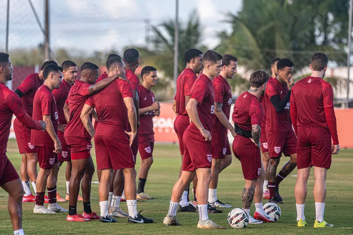 Jogadores do CRB treinaram no Ninho do Galo