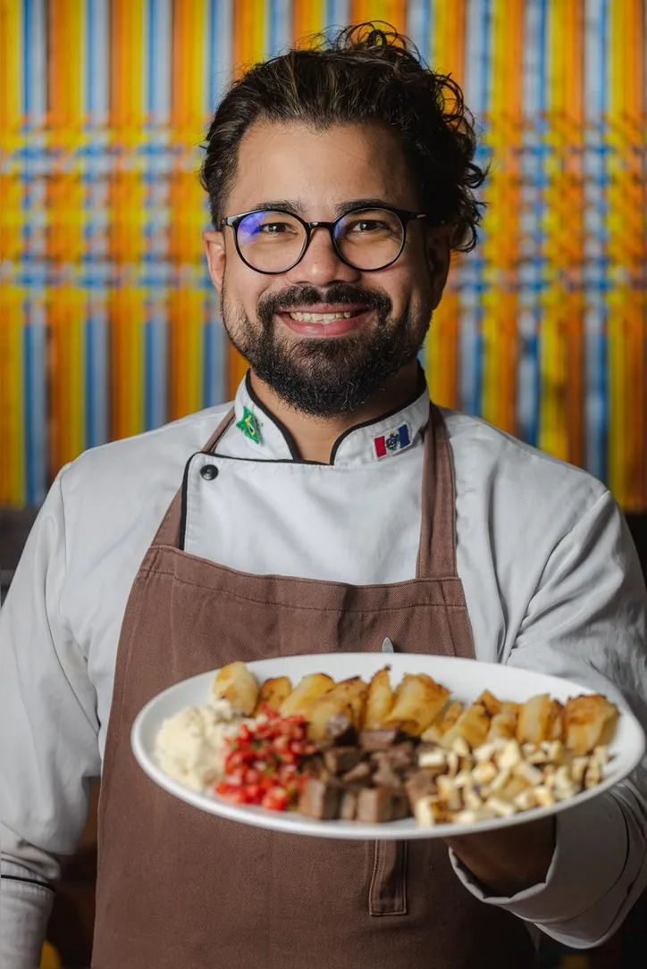 Chef Rodrigo Aragão resgata memórias afetivas com pratos ofertados no Ôxe Comidas Nordestinas