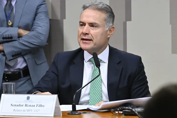 Renan Filho destacou que medidas barateiam, simplificam e desburocratizam acesso à carteira