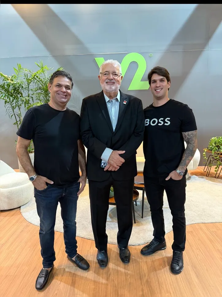 Empresário MÁRCIO RAPÔSO (centro) celebra a amizade e parceria com HENRIQUE TORRES e HENRIQUE FILHO para movimentar o mercado imobiliário alagoano