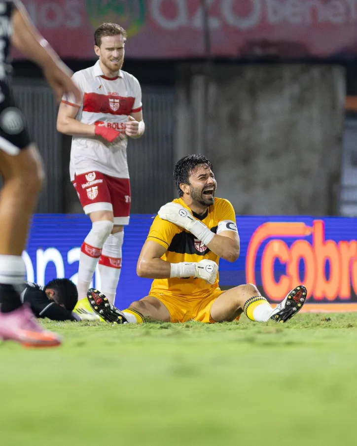 Goleiro Matheus Albino sofreu uma luxação acromioclavicular