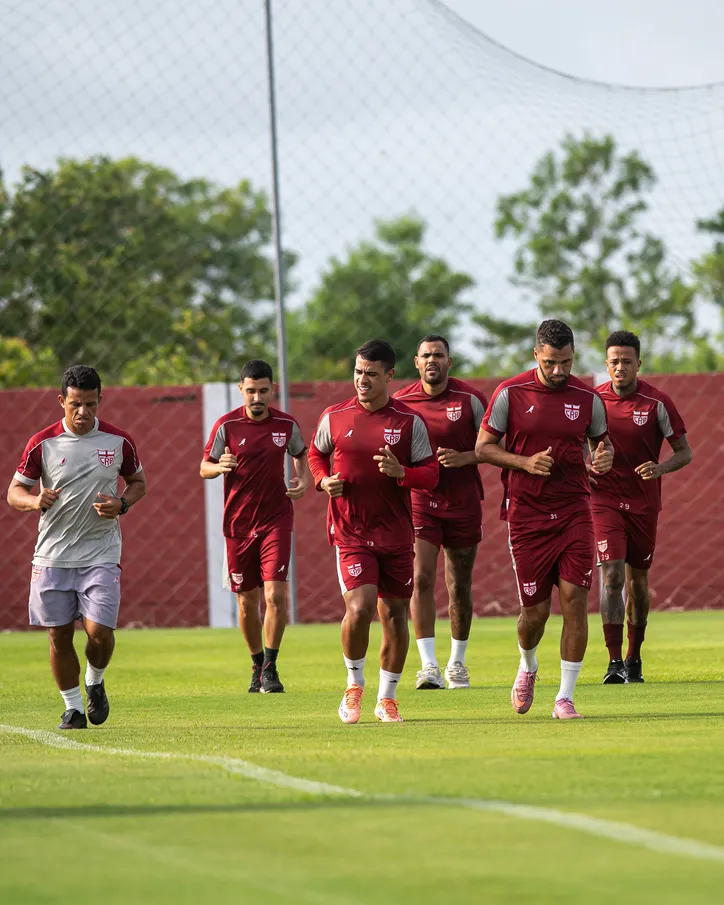 Jogadores do CRB durante as atividades no CT Ninho do Galo