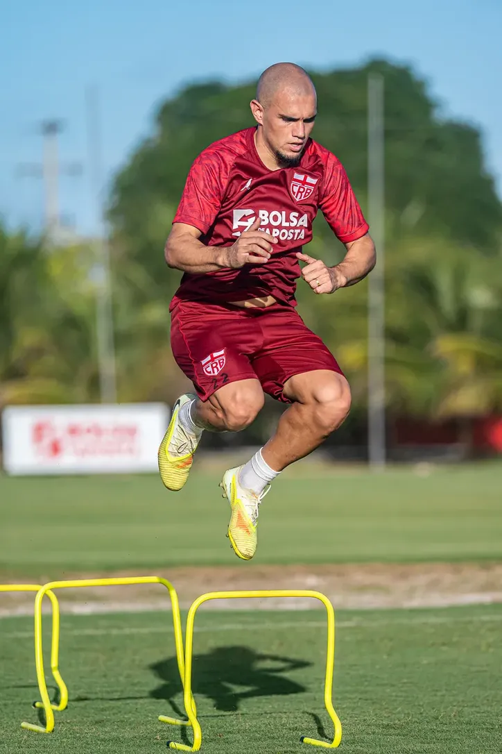 Peça-chave no meio-campo do CRB, Chrystopher está liberado e deve voltar a jogar