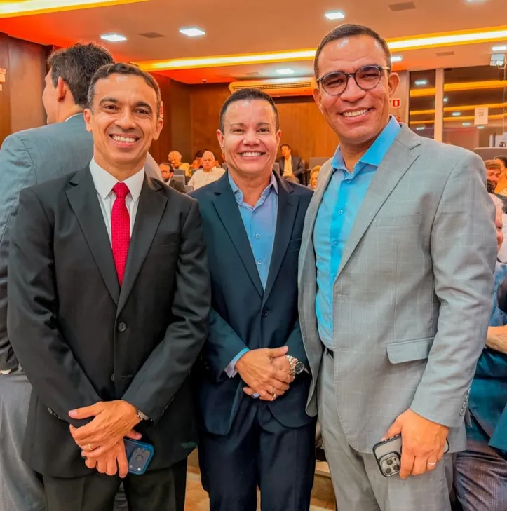 A procuradora-geral do Estado, SAMYA SURUAGY, e o secretário de Estado de Governo, VITOR PEREIRA, participaram, na quinta-feira (7), da cerimônia de posse de ROBERTO MENDES (à esquerda) na presidência da Associação dos Procuradores de Estado de Alagoas