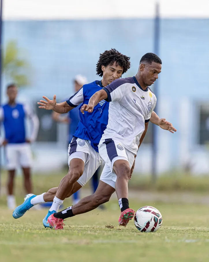 Jogadores do CSA durante treinamento nessa quinta