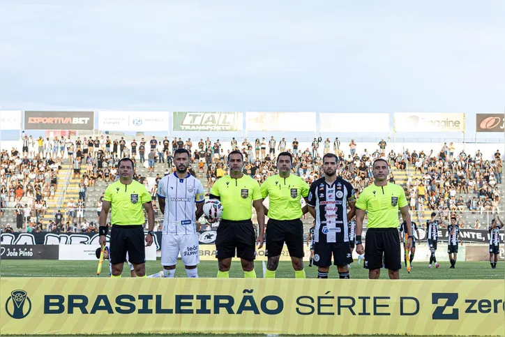 Arbitragem e capitães de ASA e CSA em campo no jogo polêmico