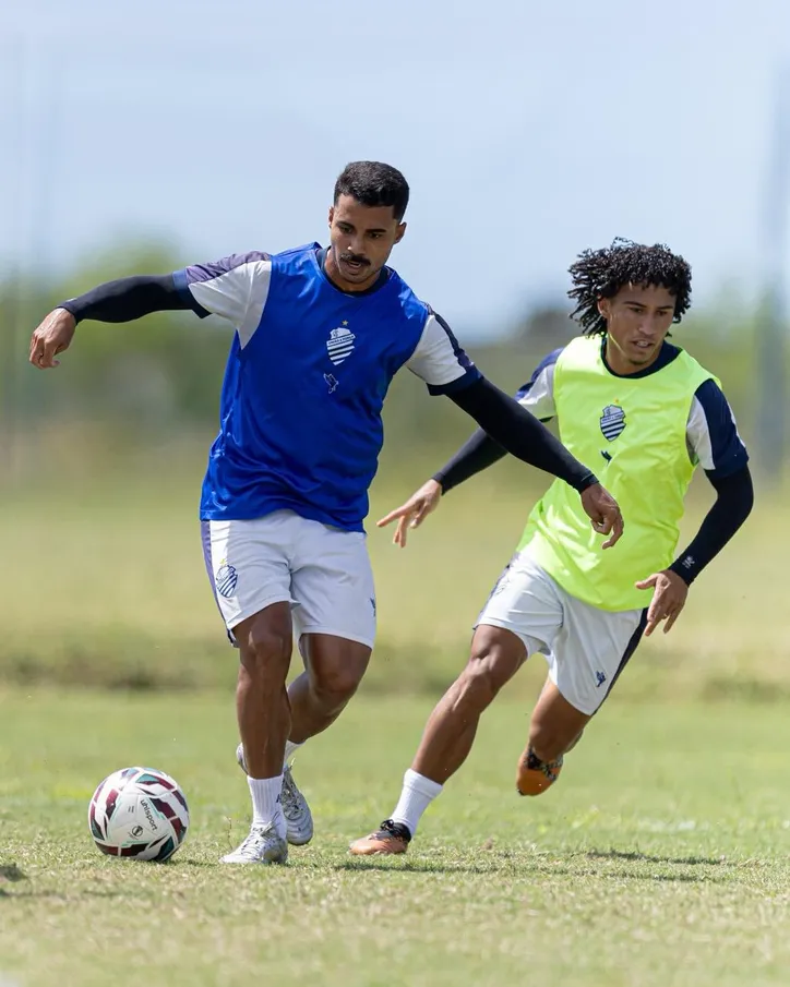 Fabrício Bigode (E) volta a estar à disposição de Moacir Júnior