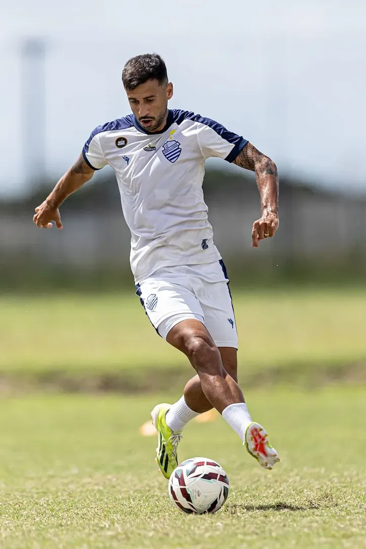 Camacho volta ao time titular após suspensão no fim de semana