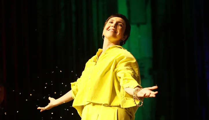 Adriana Calcanhotto é a grande atração do domingo (12)