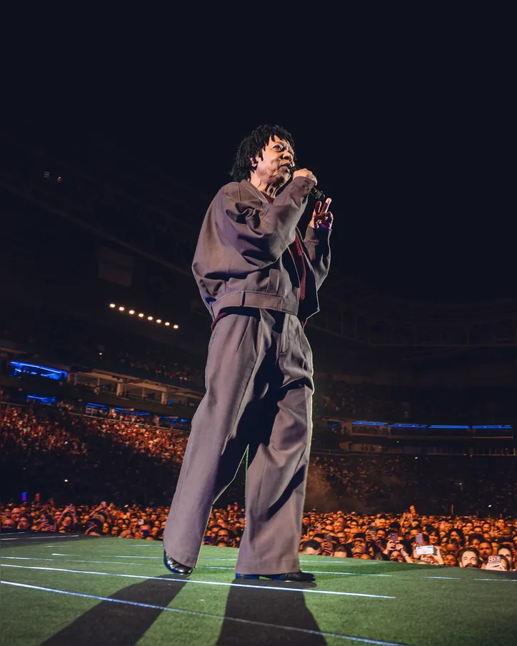 Imagem ilustrativa da imagem Djavan estreia turnê dos 50 anos de carreira em arena lotada em São Paulo
