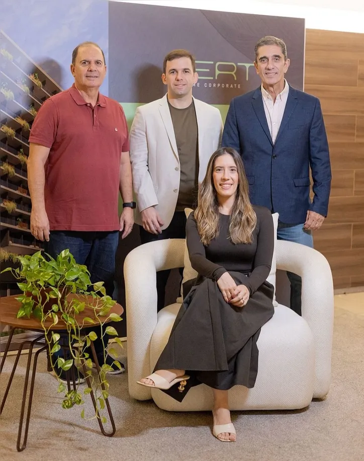 Fundadores da V2 Construções, RALPH e RONALD VASCO celebraram, no último mês de março, os 44 anos da construtora, um marco no mercado imobiliário alagoano. Hoje, a gestão também conta com a nova geração, RALPH FILHO e BIA VASCO, que dão continuidade à história da empresa
