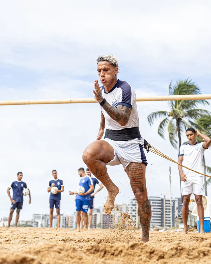 Jogadores do CSA durante treinamento na Praia de Jatiúca