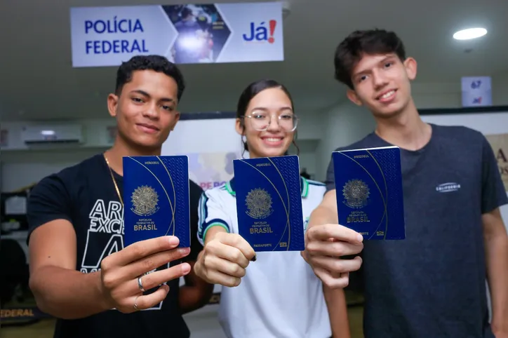 Imagem ilustrativa da imagem Estudantes do ‘Daqui Pro Mundo’ começam emissão de passaportes para intercâmbio na Inglaterra