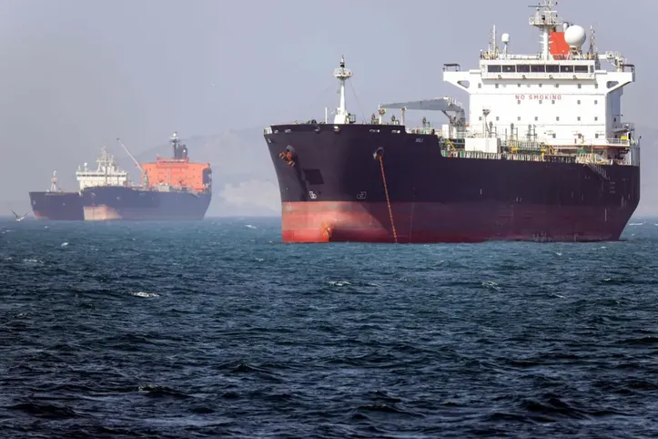 Centenas de navios continuam impedidos de sair do estreito