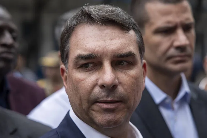 Flávio Bolsonaro aparece em 2º lugar em pesquisa eleitoral