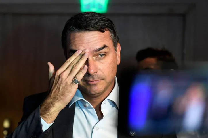 Flávio Bolsonaro pediu mais dinheiro em áudio para Vorcaro