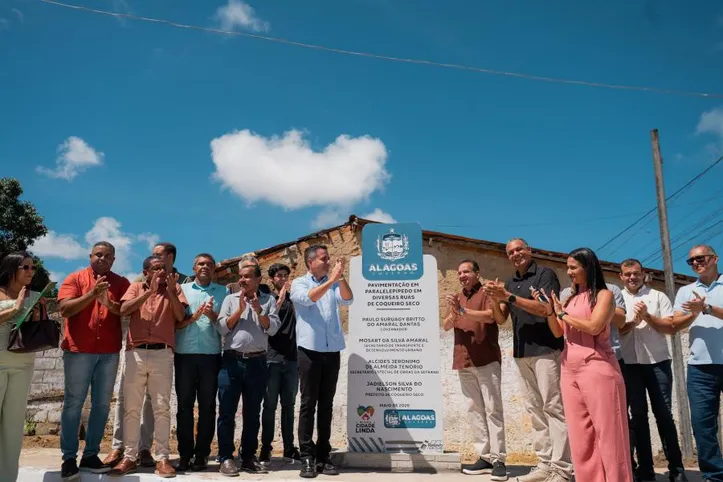 Governo de Alagoas entrega oito quilômetros de ruas pavimentadas em Coqueiro Seco