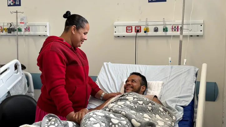 Homem trans passou pela mastectomia aos 41 anos de idade