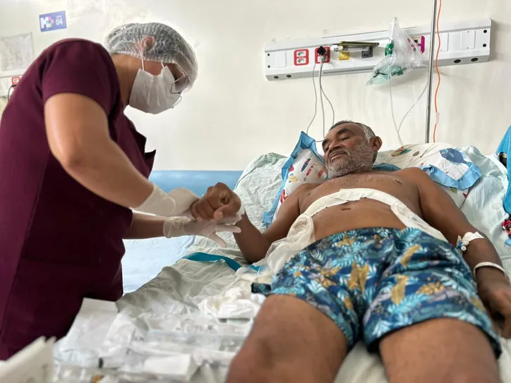 Joseval Costa de Souza relatou que trabalhava normalmente quando percebeu uma coceira incomum no corpo.