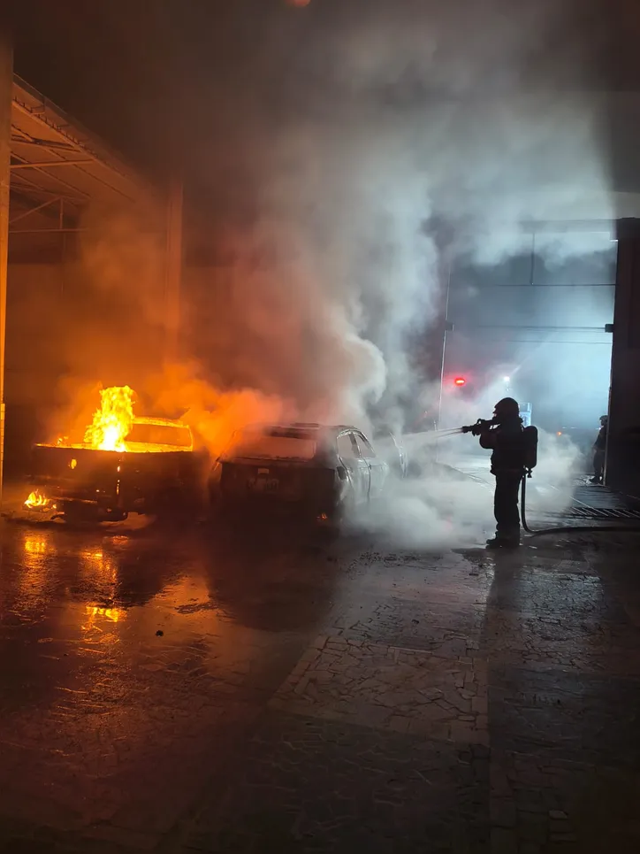 Imagem ilustrativa da imagem Incêndio destrói cinco carros em pátio de oficina em Arapiraca