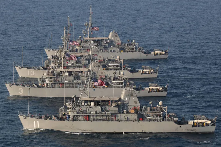 Formação de navios caça-minas americanos da classe Avenger