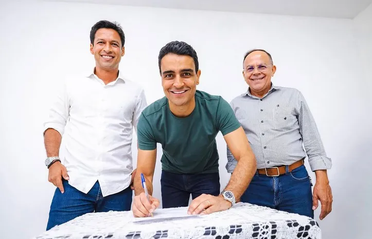 Ao lado de Cunha, JHC assinou a ficha de filiação de Gilvan Barros