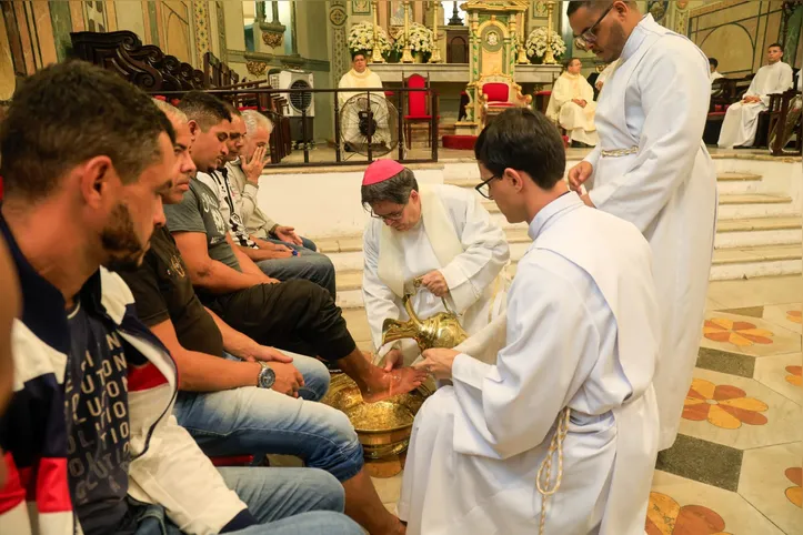 O rito do lava-pés marca celebração da Quinta-Feira Santa.