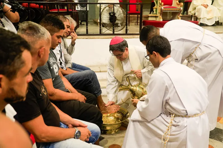O rito do lava-pés marca celebração da Quinta-Feira Santa.