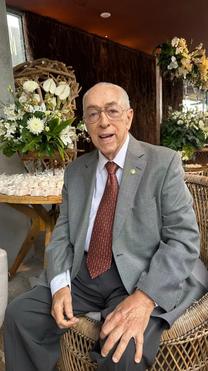 Aniversariante de hoje (06), o medico Milton Hênio celebra a chegada de novo ciclo ao lado de familiares e um universo de amigos