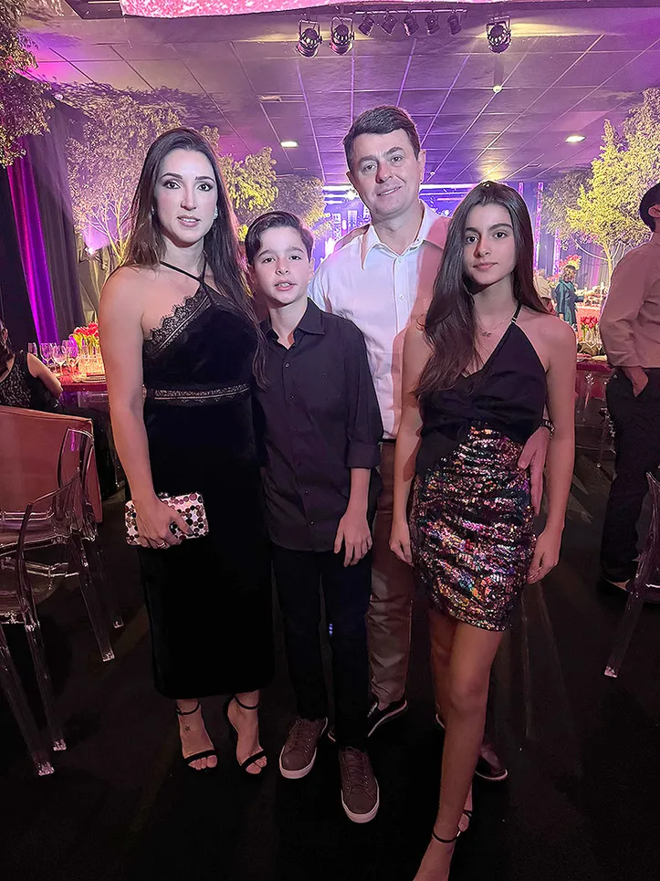 RONALDO SARMENTO JÚNIOR, ao lado da esposa, Lívia Rapôso, e dos filhos Ronaldo Neto e Maria Eduarda, comemora importantes conquistas pessoais e profissionais
