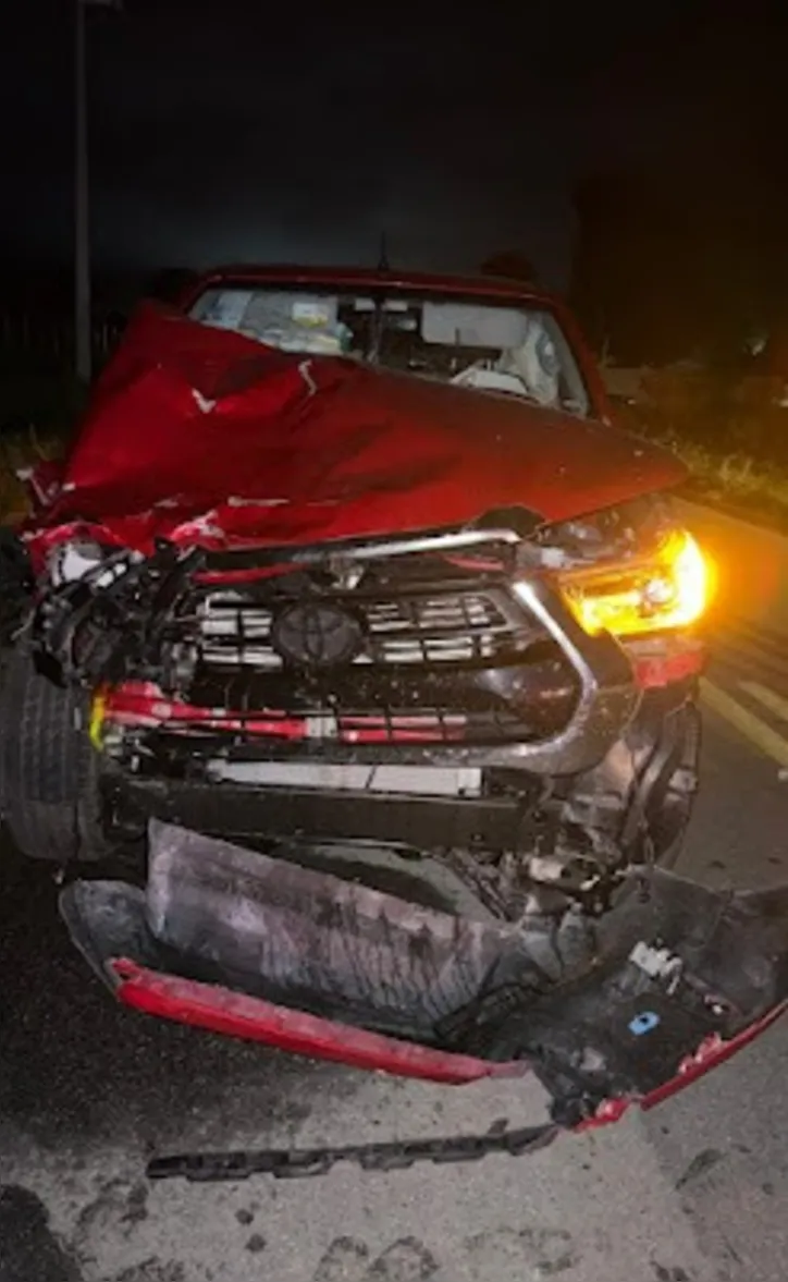 Caminhonete que atingiu as vítimas ficou com a frente destruída