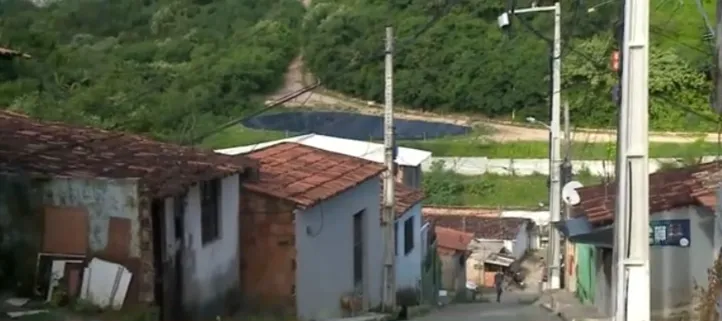 Moradores apontam foco do mosquito em área com chorume