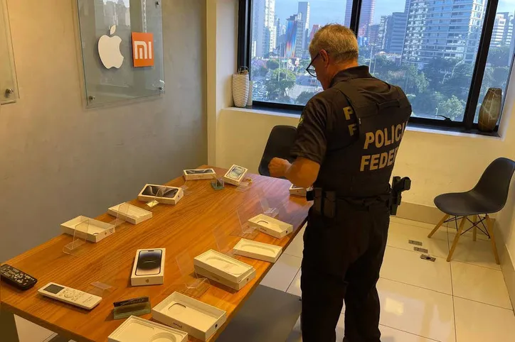 Policial federal (PF) cumpre mandado de busca e apreensão