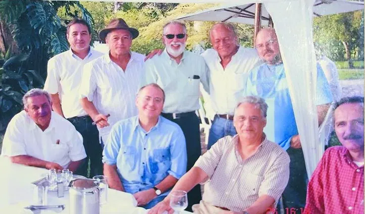 Comitiva que acompanhou FHC na visita do ex-presidente à casa de seus antepassados, em Viçosa. Em pé: Elias Vilela, Teo Vilela, Denis Portela, Guilherme Palmeira e Sidney Wanderley; sentados: Flaubert Torres, Renan Calheiros, Fernando Henrique Cardoso e Aldo Rebelo