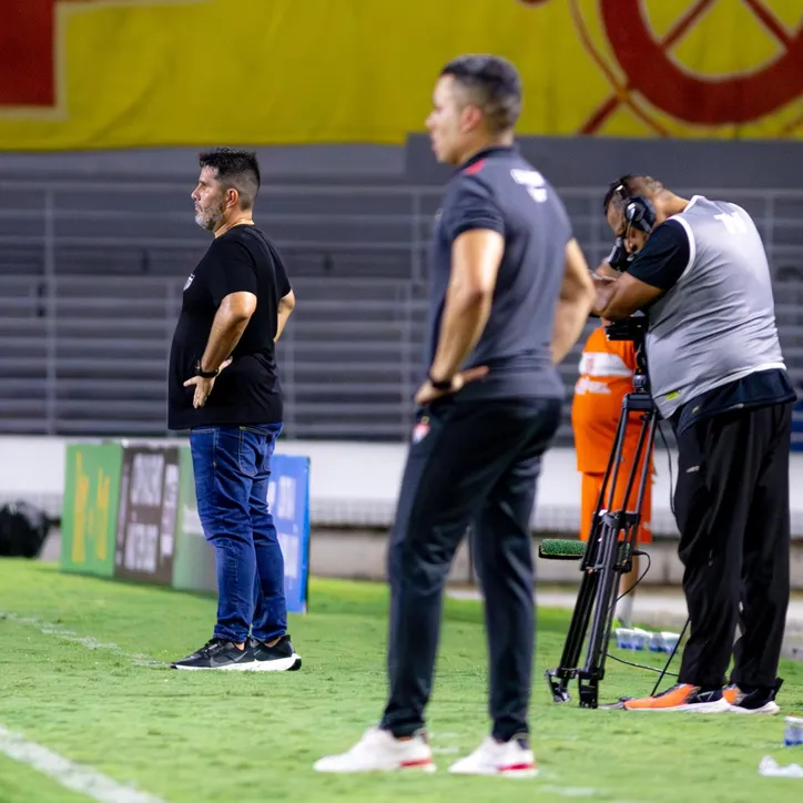 Técnicos Eduardo Barroca, do CRB, e Jair Ventura, do Vitória